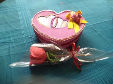 Caja con 10 bombones + rosa comestible fondant.  $3.700